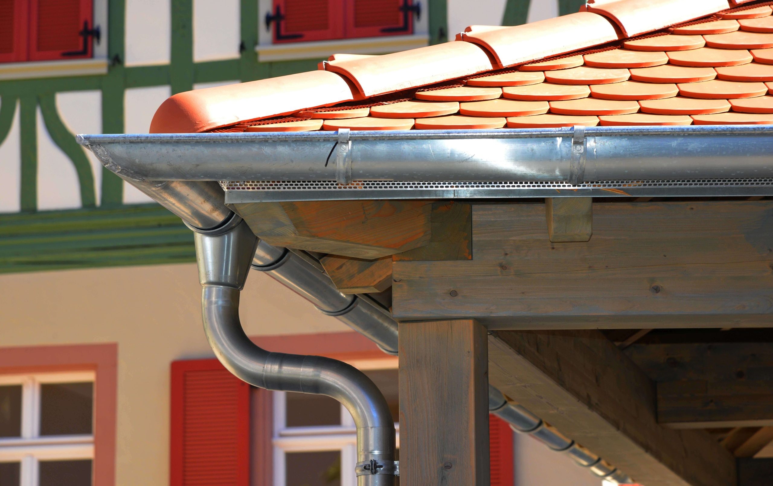 Corrosion-resistant steel gutters for effective rainwater drainage in Dallas